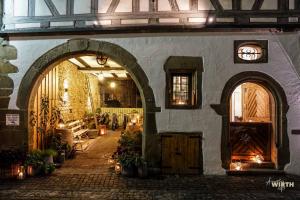 ein Gebäude mit einem Torbogen und einem Zimmer mit Pflanzen in der Unterkunft Hotel Am Markt in Besigheim