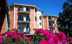 a building with pink flowers in front of it at Il Castello in Terzigno