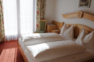 Postel nebo postele na pokoji v ubytování Gasthof-Pension Ortner