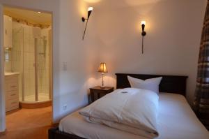 Postel nebo postele na pokoji v ubytování Landhaus Hotel Wolfratshausen