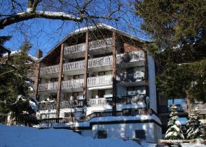 an apartment building with balconies and snow on the ground at Appartement Winterberg, Kapperundweg 4, Appartement 34 in Winterberg