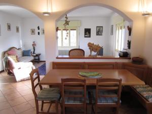 cocina y comedor con mesa y sillas en casa ruscello, en San Siro