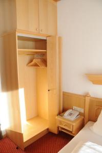 Postel nebo postele na pokoji v ubytování Gasthof-Pension Ortner