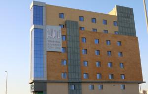 Un edificio con un cartel al costado. en شقق واو جراند طريق الملك - منزل ابحر سابقا, en Yeda