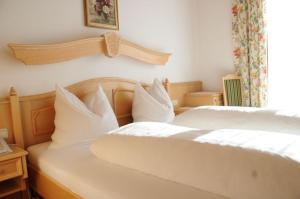 A bed or beds in a room at Gasthof-Pension Ortner