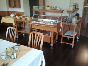 een keuken met een tafel en twee stoelen en een tafel met een tafel bij Penzion Bojnice in Bojnice
