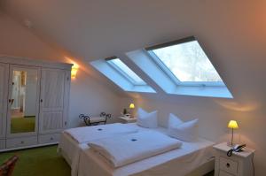 Postel nebo postele na pokoji v ubytování Landhaus Hotel Wolfratshausen