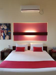 Postel nebo postele na pokoji v ubytování Sea Breeze Deluxe Inn