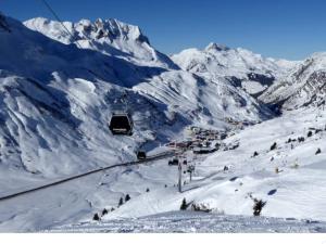 Schnann的住宿－Pension Bucher，滑雪升降机,沿着雪覆盖的山下
