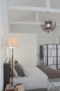 sypialnia z łóżkiem i lampką na stole w obiekcie TP Aqueduto Lisbon House w Lizbonie
