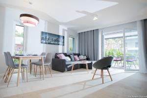 Μια τηλεόραση ή/και κέντρο ψυχαγωγίας στο Apartament wrzos z ogródkiem