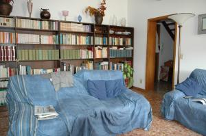 un soggiorno con divano e libreria con libri di nel cuore di Venezia a Venezia