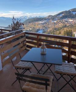 einen Tisch und Stühle auf einem Balkon mit Aussicht in der Unterkunft Studio 166 Le Bristol Villars in Villars-sur-Ollon