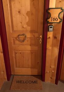 een deur met een hartvormig welkomsteken erop bij Studio 166 Le Bristol Villars in Villars-sur-Ollon