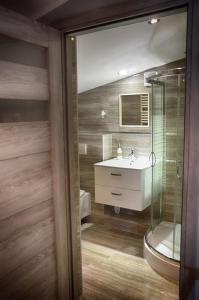 シュクラルスカ・ポレンバにあるMetaforaのバスルーム(洗面台、トイレ、鏡付)