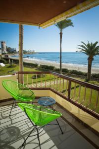 ミハス・コスタにあるHolidays2Riviera Sea Side Front Beachのバルコニー(テーブル、椅子付)、