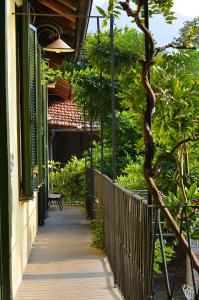 a walkway next to a building with a fence at Il Cortile - Casa d'Artista in Casalzuigno