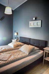 シュクラルスカ・ポレンバにあるMetaforaのベッドルーム1室(青い壁のベッド2台付)