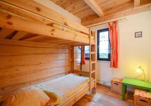 1 dormitorio con litera en una cabaña de madera en Siedlisko Białogóra, en Białogóra