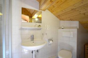 un baño con lavabo e inodoro en Villa Familia, en Bartholomäberg 26 fotos más