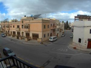 une vue aérienne sur une rue de la ville avec des bâtiments dans l'établissement Doms Apartment, à Tarxien