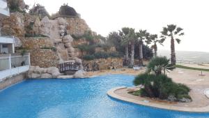 una gran piscina frente a una montaña en Saghtrija Luxury Apartments, en Żebbuġ