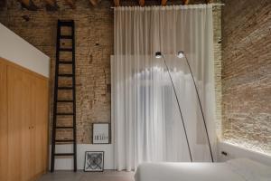 ein Schlafzimmer mit einem weißen Bett und einer Leiter in der Unterkunft Musico 3 Turia Gardens in Valencia