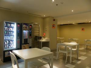 
A restaurant or other place to eat at iStay Hotel Porto Centro
