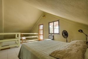 Tempat tidur dalam kamar di Bayshore Bijou Suites