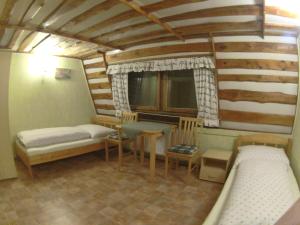 Cette petite chambre comprend 2 lits et une fenêtre. dans l'établissement Ubytování U Vořechovských, à Pec pod Sněžkou