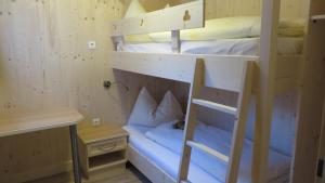 Zimmer mit 2 Etagenbetten, einem Schreibtisch und einem Stuhl in der Unterkunft Appartement Elena in Umhausen