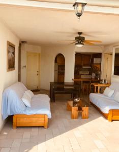 1 dormitorio con 2 camas y mesa en Depa Teques en Tequesquitengo