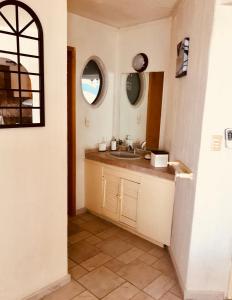 bagno con lavandino e specchio di Depa Teques a Tequesquitengo