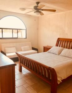 1 dormitorio con 1 cama y 1 sofá en Depa Teques en Tequesquitengo