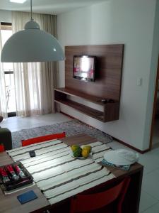 Una televisión o centro de entretenimiento en Apartamento Iloa Residence