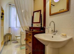 Bathroom sa Residenza Storica Palazzo Ricciarelli