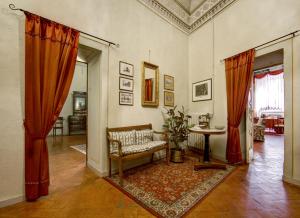 sala de estar con sofá y mesa en Residenza Storica Palazzo Ricciarelli, en Volterra