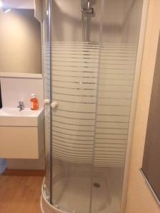 メリダにあるCasa Mamiのバスルーム(ガラス張りのシャワー、シンク付)
