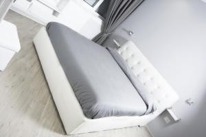 ローマにあるGens Claudia, Vatican Luxury Apartmentsの窓付きの客室で、白いソファが備わります。