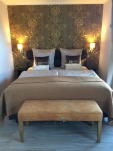 una camera da letto con un grande letto con due cuscini di Maison-Maack - Ihr Zuhause auf Zeit a Lüneburg