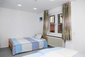 a bedroom with two beds and a window at Charlotte Flat Heidelberg in Dossenheim