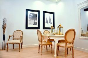 a dining room with a table and chairs at LUX CITYHALL + PARKING in Bilbao