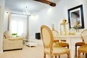 uma sala de estar com uma mesa de jantar e cadeiras em LUX CITYHALL + PARKING em Bilbau