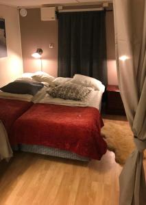 エレブルーにあるVallby Farmのベッドルーム1室(赤い毛布付きのベッド1台付)