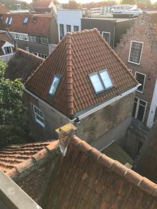 een uitzicht op een huis met een dak bij Mooi Genieten in Middelburg