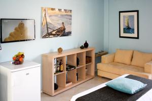 ein Wohnzimmer mit Sofa und Tisch in der Unterkunft Dynasta Central Suites in Athen