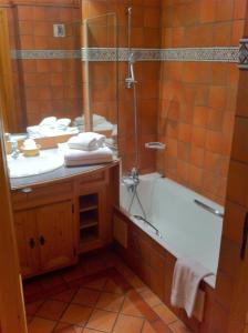 y baño con bañera, lavamanos y ducha. en Front Ski Slope Chamonix Apartment, en Chamonix-Mont-Blanc
