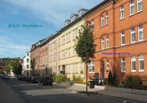 una fila de edificios de ladrillo en una calle de la ciudad en Ferienwohnung Döring, en Erfurt