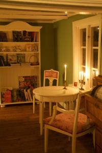 uma sala de jantar com uma mesa com uma vela em Malistorpets Rosor em Varberg