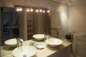 Et badeværelse på Chambre d'Hôtes Clos des Pierres Blanches